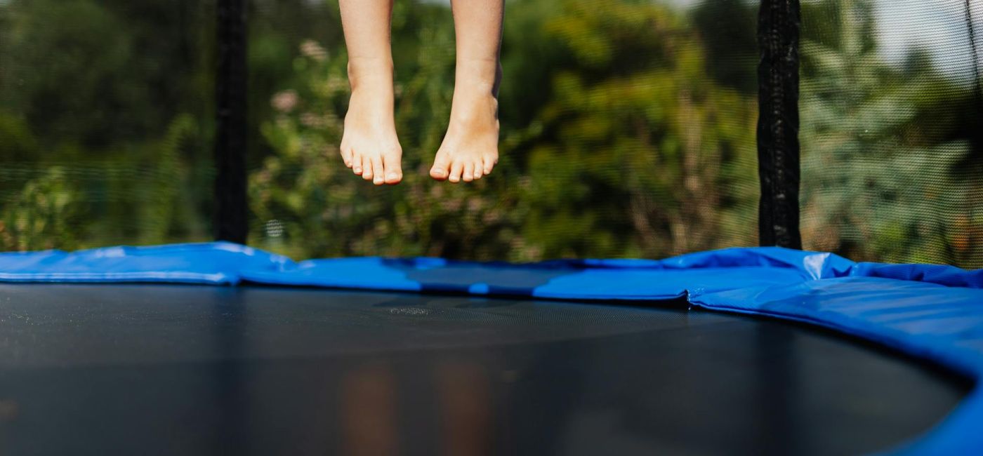 jak wybrać trampolinę ogrodową