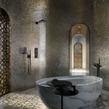 luksusowa łazienka z wanną i prysznicem