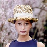 Sophia Loren, Włochy, 1964 r. Historia mody: kapelusz słomkowy