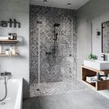 nowoczesna łazienka z wanną i prysznicem