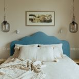 łóżko z niebieskim zagłówkiem