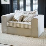 Wygodna sofa z poduchami marki Riviera Maison. SQUARE SPACE
