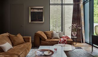 apartament pełen sztuki włoskiego designu i szlachetnych materiałów