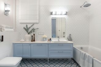biało niebieska łazienka styl hamptons