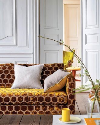 Manipur Ochre to miękki aksamit z wytłaczanymi sześciokątami. Do wyboru 12 kolorów, Designers Guild, decodore.pl