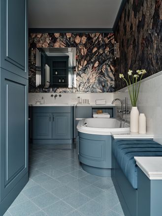 niebieska łazienka w apartamencie projektu Rolanda Stańczyka