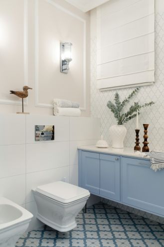 biało niebieska łazienka styl hamptons aranżacje