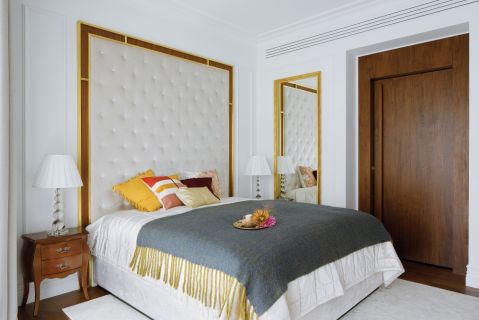 Sypialnia dzięki pikowanemu zagłówkowi w ramie z drewna i mosiądzu oraz lampie z łańcuszków ma lekko pałacowy styl.