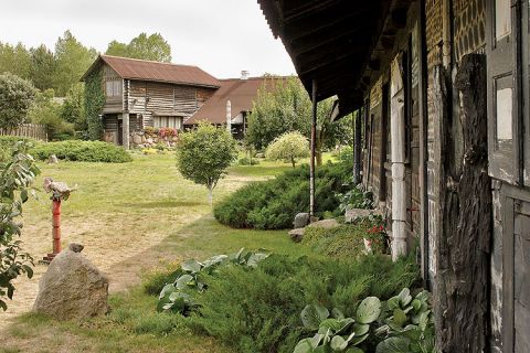 Z wieży na pierwszym piętrze rozpościera się wspaniały widok na okoliczne łąki, pola i las.