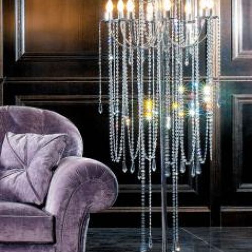 Chromowana lampa Markett od firmy Epoque ma wysokość 180 cm. Cena – 2778 euro. STUDIO ITALIA