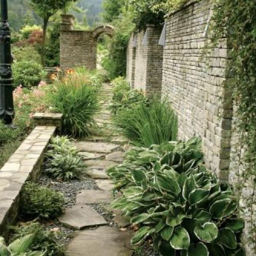 Kamienny mur zdobi i urozmaica ogród.