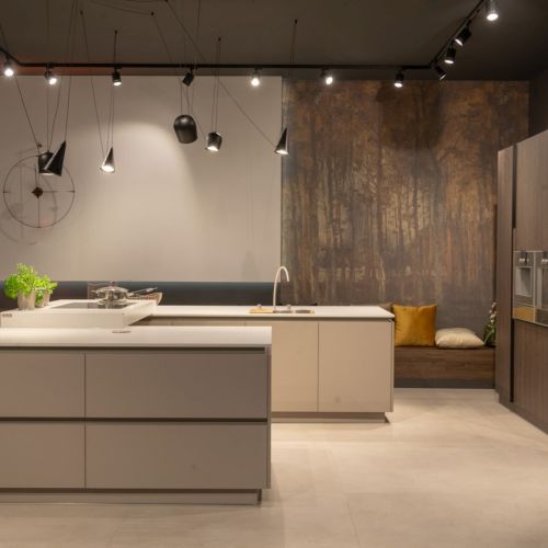 Wyspa kuchenna z kolekcji ZAJC. Blaty kuchenne – Silestone by Cosentino w kolorze Desert Silver