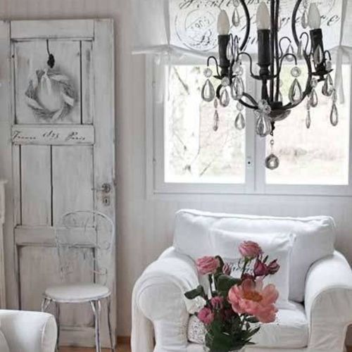 Meble w stylu shabby chic muszą mieć na sobie oznaki upływającego czasu. Nadszarpnięte, lekko otarte,