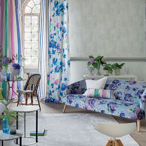 Na sofie tkanina Porcelain Rose Wedgwood z kolekcji Aurelia, Designers Guild, Decodore