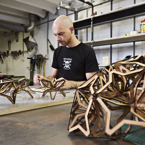 Paul Heijnen – holenderski projektant, artysta i rzemieślnik, którego wyrafinowane, złożone, drewniane konstrukcje