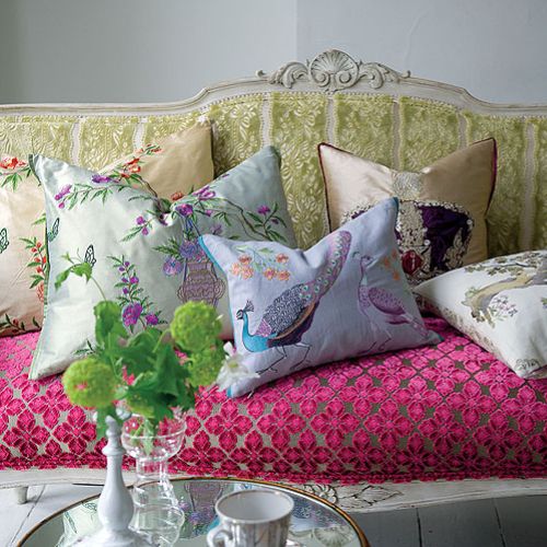 Poduszki od Designers Guild, jedwabie z The Royal Collection, ceny od 413 do 586 zł. DECODORE