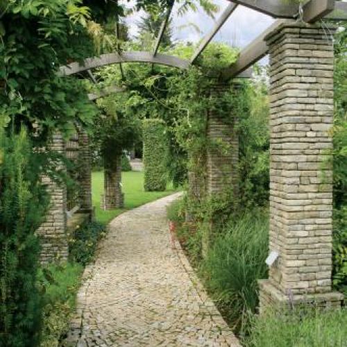 Pomysł na podzielenie stromej skarpy murami, ścieżkami i pergolami projektanci podpatrzyli w ogrodach renesansowych.