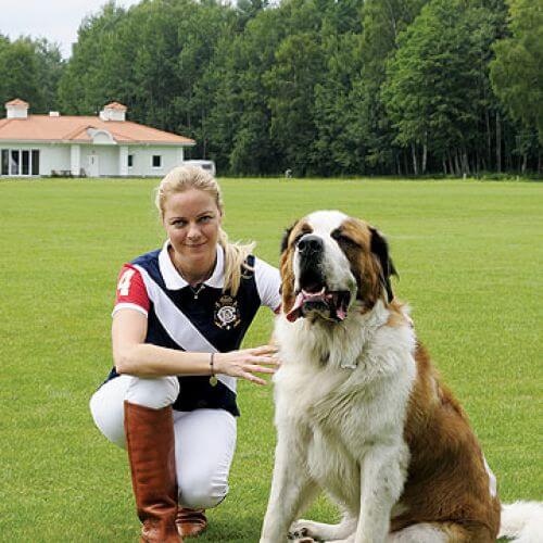 Salon klubowy miłośników gry w polo.