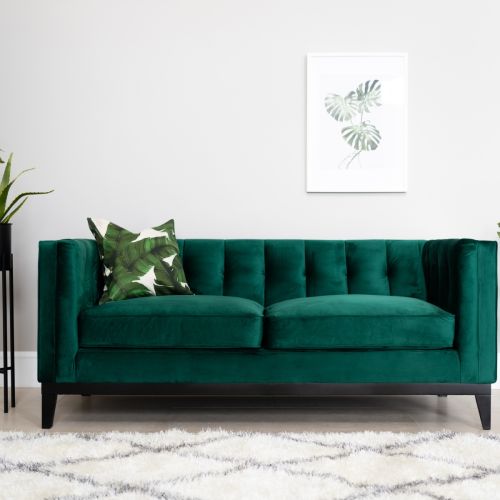 szmaragdowa zielona sofa w salonie