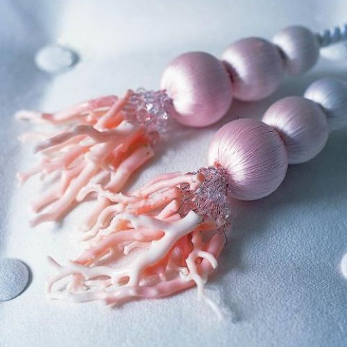 Te chwosty zdobi naturalny koral. Kolekcja Pink Coral.