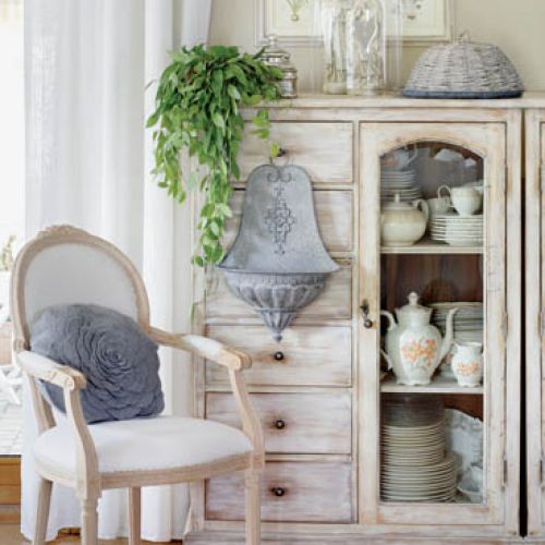 We wnętrzach urządzonych w stylu shabby chic nie zabraknie zgaszonych, pudrowych różów, rozbielonych - wręcz