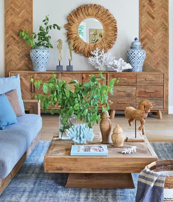 drewniane meble i niebieskie dodatki we wnętrzach