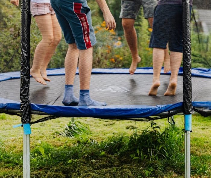 jak wybrać trampolinę ogrodową