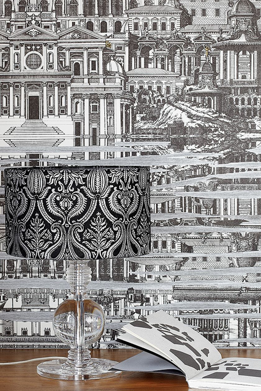 Na ścianie tapeta Classix Riflesso by Fornasetti (Marka Cole Son).