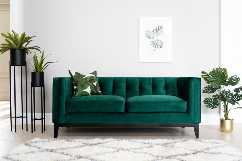 szmaragdowa zielona sofa w salonie