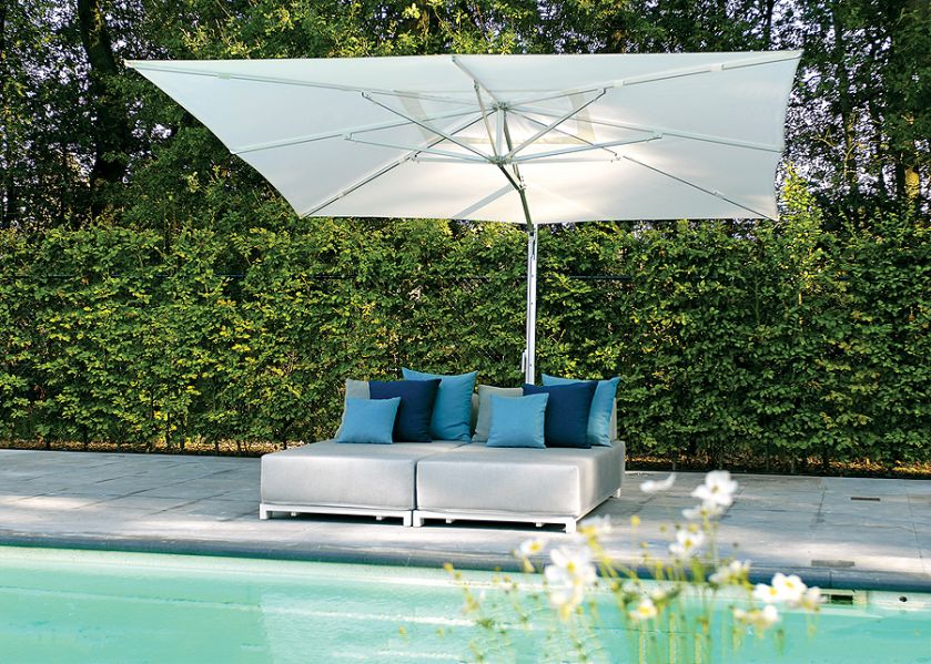 Aluminiowe łóżko Samos (13 214 zł) i parasol Capri (9886 zł), Decolor Home Garden